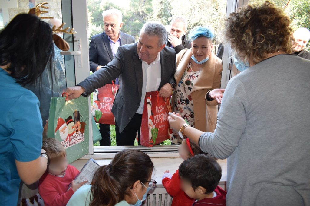 Θερμές ευχές και δώρα στις επισκέψεις του Δημάρχου Νίκου Ζενέτου σε Κέντρα και Δομές Φιλοξενίας στο Ίλιον