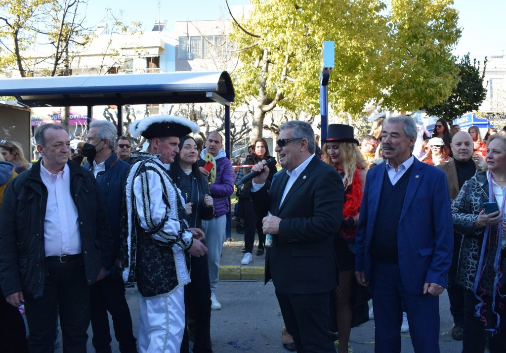 Ανεπανάληπτο ξεφάντωμα από τους χιλιάδες καρναβαλιστές στους δρόμους του Ιλίου