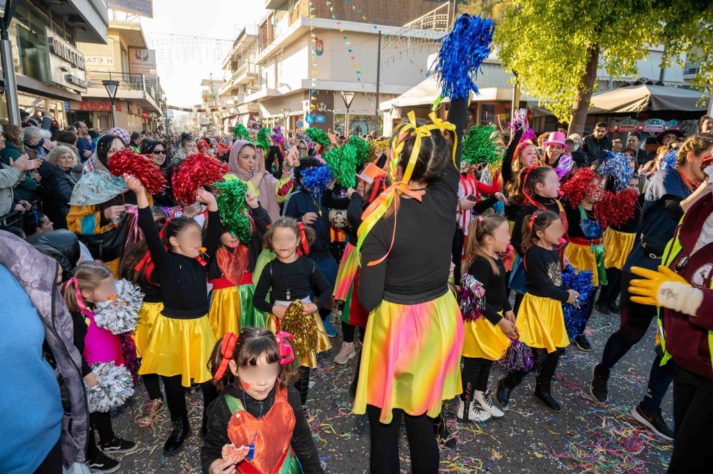 Ανεπανάληπτο ξεφάντωμα από τους χιλιάδες καρναβαλιστές στους δρόμους του Ιλίου