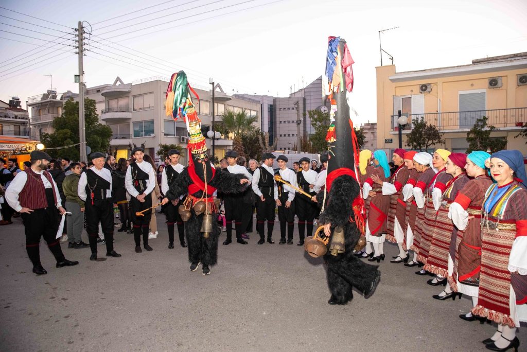 Ανεπανάληπτο ξεφάντωμα από τους χιλιάδες καρναβαλιστές στους δρόμους του Ιλίου