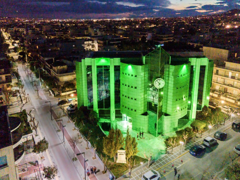 Με πράσινο χρώμα το Δημαρχείο Ιλίου για την Πανελλήνια Ημέρα κατά της Βίας στο Σχολείο 