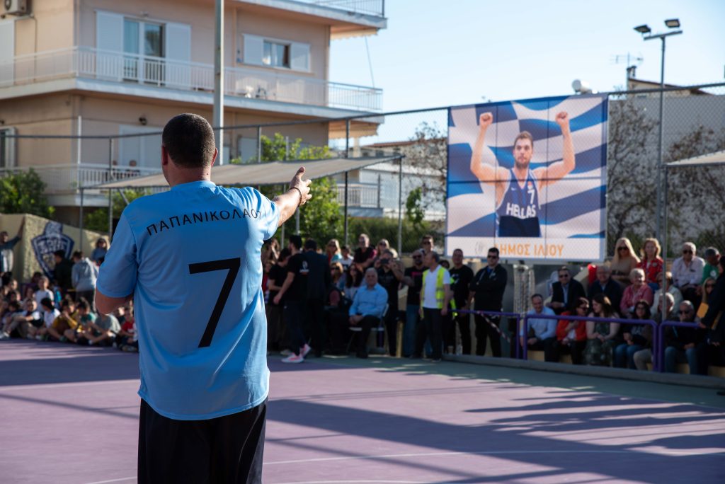 Το όνομα του βετεράνου καλαθοσφαιριστή Δημήτρη Παπανικολάου έδωσε ο Δήμος Ιλίου στο γήπεδο από όπου ξεκίνησε τα πρώτα του βήματα