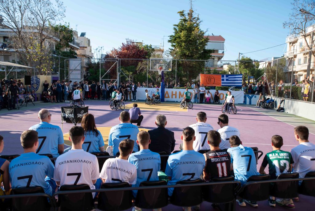 Το όνομα του βετεράνου καλαθοσφαιριστή Δημήτρη Παπανικολάου έδωσε ο Δήμος Ιλίου στο γήπεδο από όπου ξεκίνησε τα πρώτα του βήματα