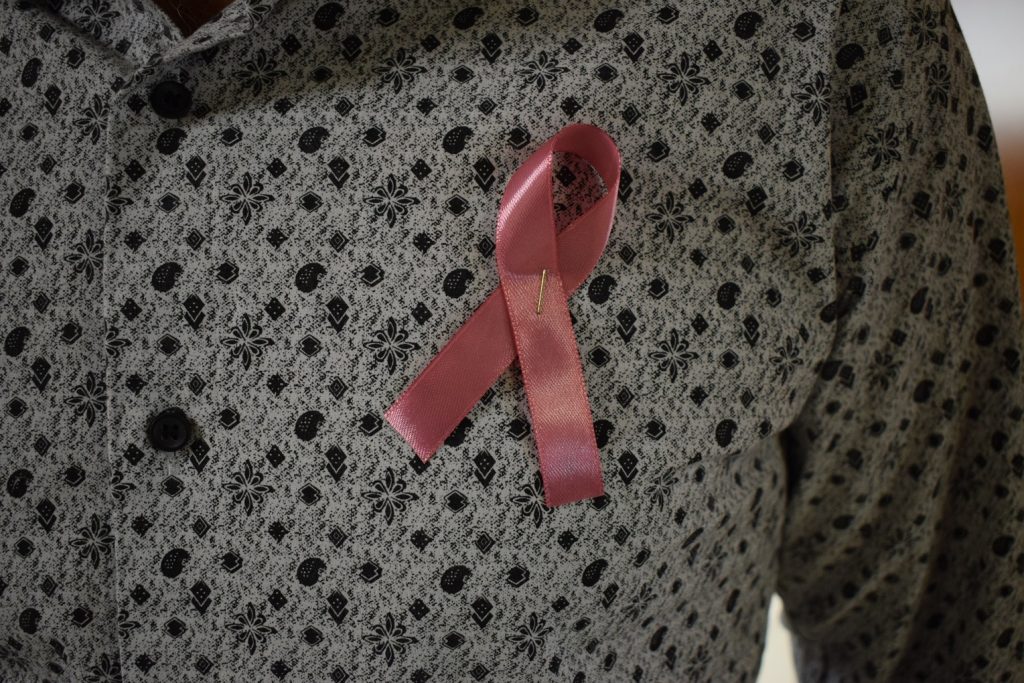 Φωτογραφία από την ενημερωτική δράση για την πρόληψη κατά του καρκίνου του μαστού από τον Δήμο Ιλίου