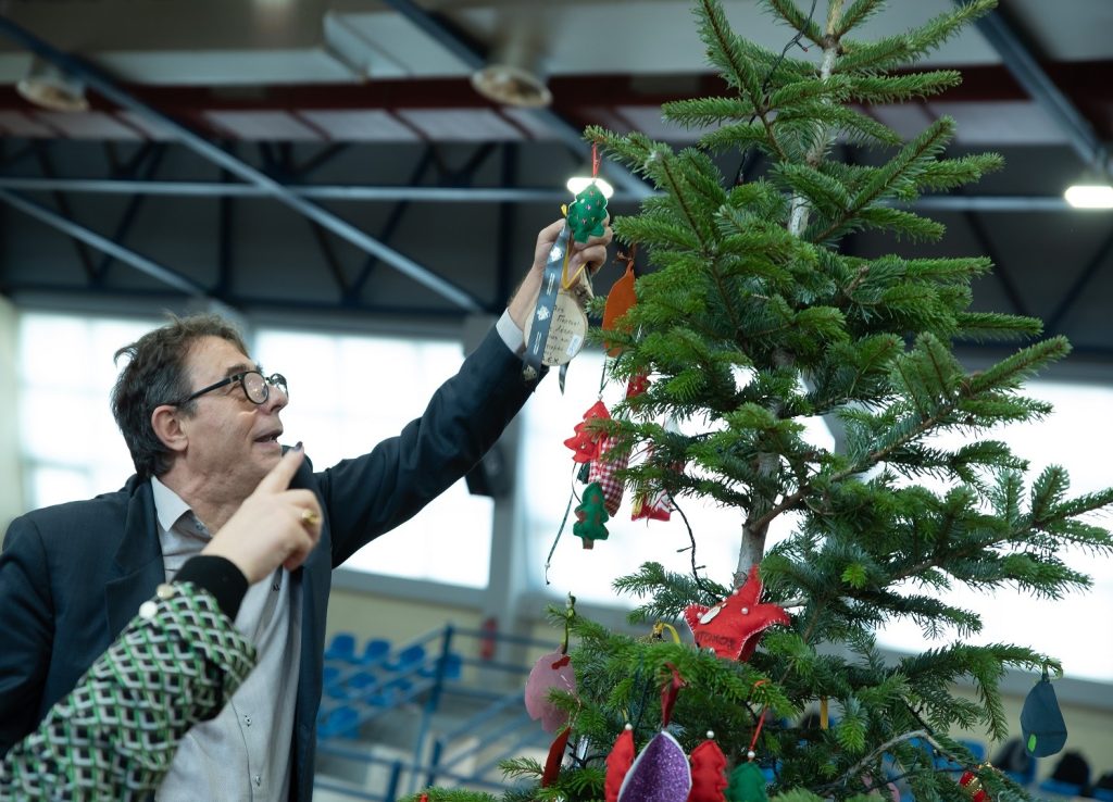 Μαθητές και αθλητές από Σχολεία και Συλλόγους στόλισαν το Χριστουγεννιάτικο Δέντρο στο Κλειστό Γυμναστήριο Ιλίου