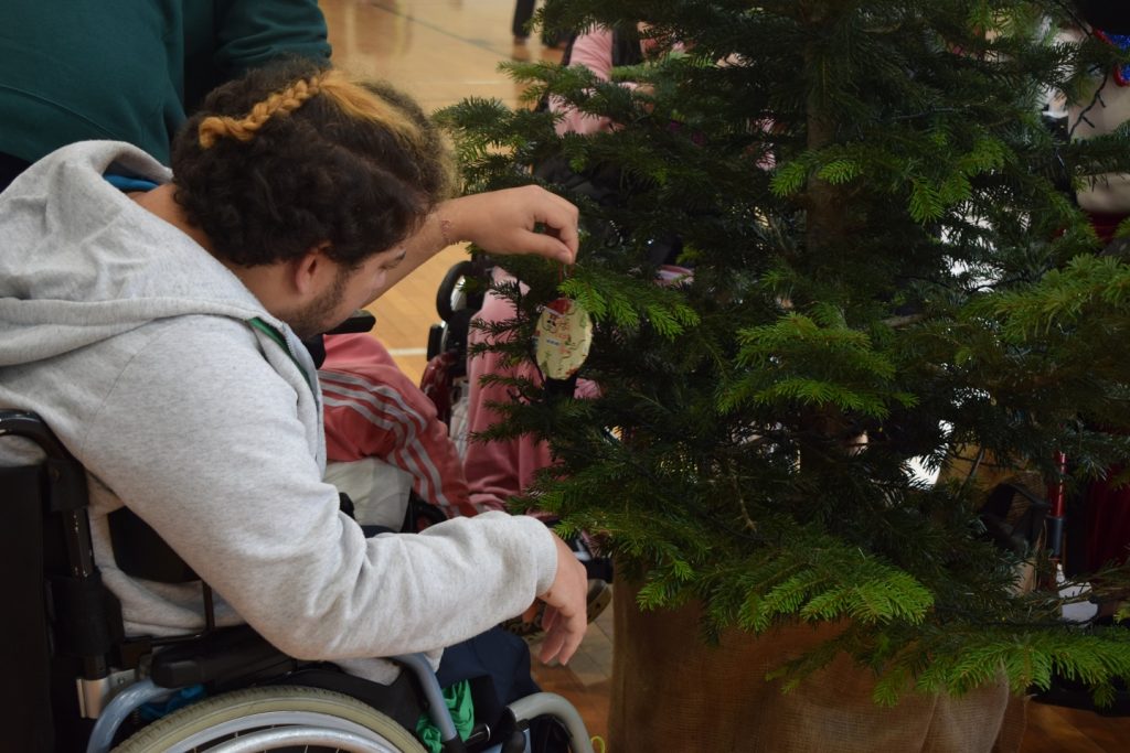 Μαθητές και αθλητές από Σχολεία και Συλλόγους στόλισαν το Χριστουγεννιάτικο Δέντρο στο Κλειστό Γυμναστήριο Ιλίου