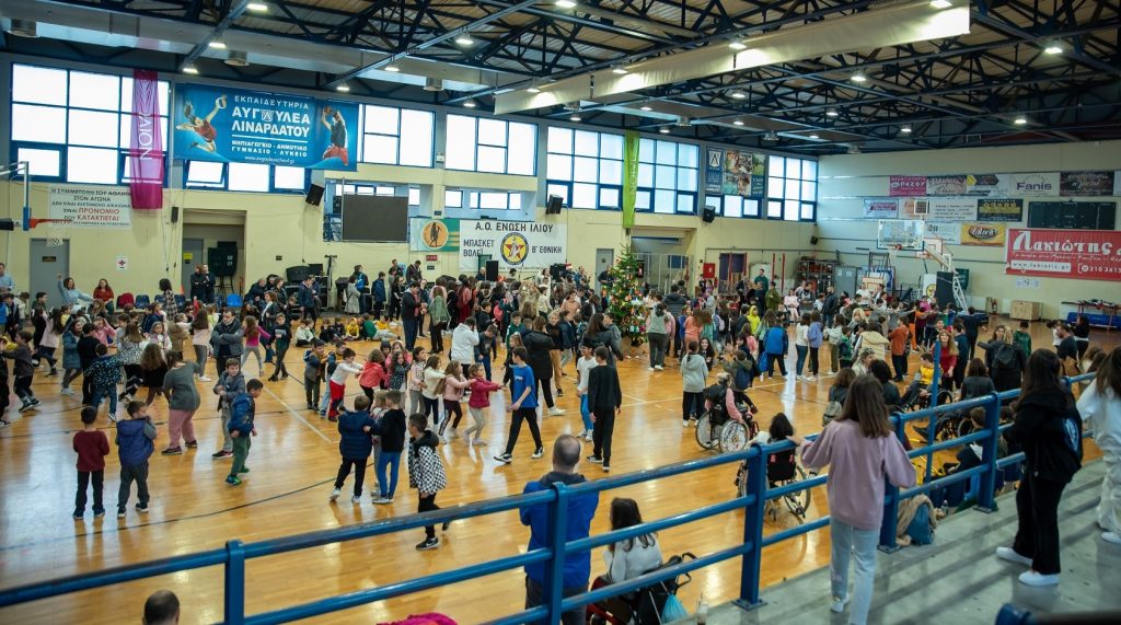 Μαθητές και αθλητές από Σχολεία και Συλλόγους στόλισαν το Χριστουγεννιάτικο Δέντρο στο Κλειστό Γυμναστήριο Ιλίου