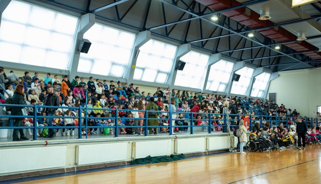 Μαθητές και αθλητές από Σχολεία και Συλλόγους στόλισαν το Χριστουγεννιάτικο Δέντρο στο Κλειστό Γυμναστήριο Ιλίου